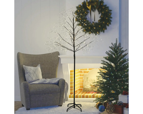 Woonkamer met fauteuil, kerstboom, adventskrans en verlichte decoratieve boom