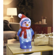 Decoratief pinguïnfiguur met muts en sjaal, verlicht voor een kerstsfeer