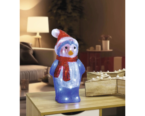 Decoratief pinguïnfiguur met muts en sjaal, verlicht voor een kerstsfeer