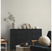 Woonkamer met commode, decoraties en fauteuil