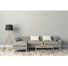 Woonkamer met bank, staande lamp en salontafel