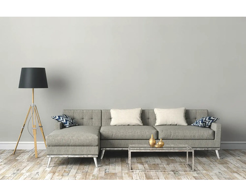 Woonkamer met bank, staande lamp en salontafel