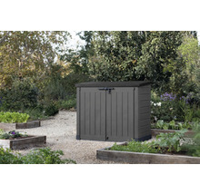 Kunststof tuinkast met afsluitbare deuren in de tuin