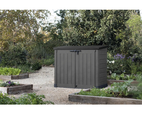 Kunststof tuinkast met afsluitbare deuren in de tuin