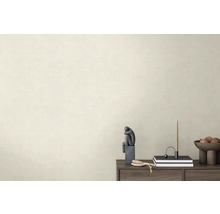 Decoratieve scène met dressoir, sculptuur en woonaccessoires
