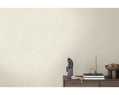 Decoratieve scène met dressoir, sculptuur en woonaccessoires