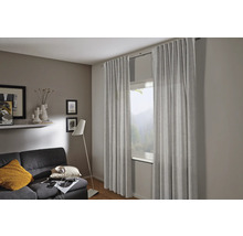 Woonkamer met raamdecoratie en gordijn aan gordijnroede