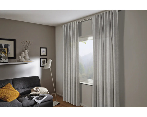 Woonkamer met raamdecoratie en gordijn aan gordijnroede