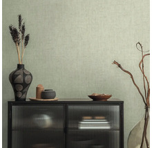 Interieurscène met een zwart dressoir met glazen voorkant voor een gestructureerd behang