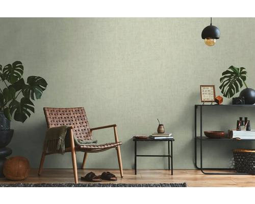 Lichte kamer met patroonbehang, rieten stoel en decoraties