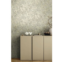 Detailopname van een kamer met een bloemenbehang en een dressoir