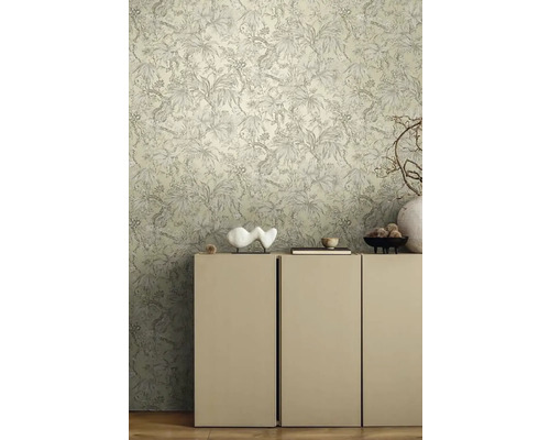 Detailopname van een kamer met een bloemenbehang en een dressoir