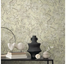 Kamer met bloemmotief behang en decoratieve objecten op een tafel