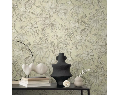 Kamer met bloemmotief behang en decoratieve objecten op een tafel