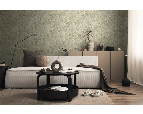 Woonkamer met bloemenbehang, bank en salontafel
