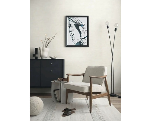 Woonkamer met fauteuil, dressoir, staande lamp en decoratie