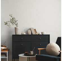 Woonkamer met dressoir en patroonbehang