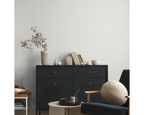 Woonkamer met dressoir en patroonbehang