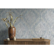 Decoratieve wand met bloemmotief behang, dressoir met vazen en decoratie