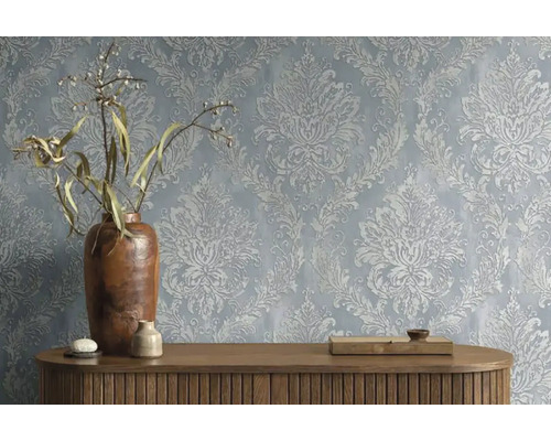 Decoratieve wand met bloemmotief behang, dressoir met vazen en decoratie