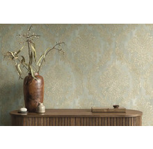 Een kamer met een wandbehang met een bloemmotief en een dressoir met decoratie