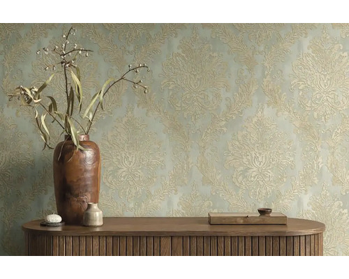 Een kamer met een wandbehang met een bloemmotief en een dressoir met decoratie