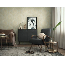 Woonkamer met bank, fauteuil, dressoir en decoratie