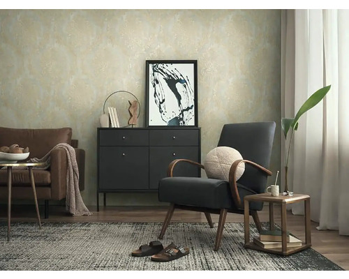 Woonkamer met bank, fauteuil, dressoir en decoratie