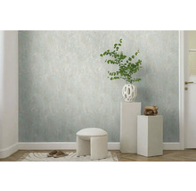 Interieur met patroonbehang, decoratieve vaas en een zitkruk