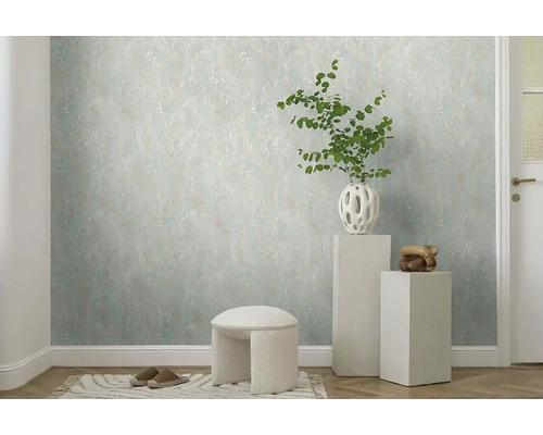 Interieur met patroonbehang, decoratieve vaas en een zitkruk