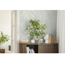 Decoratief interieur met patroonbehang, dressoir, planten en decoratieve elementen.