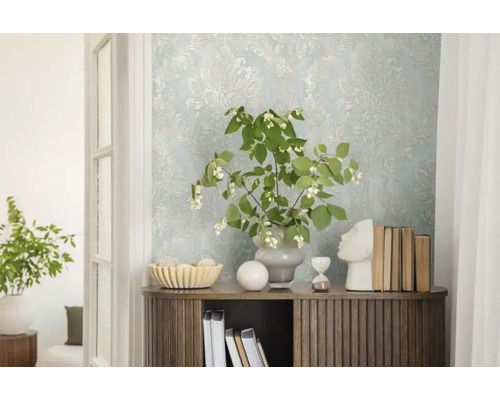 Decoratief interieur met patroonbehang, dressoir, planten en decoratieve elementen.