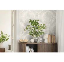 Lichte kamer met patroonbehang, dressoir en decoratieve elementen
