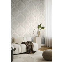 Woonkamer met behang met motief, bank en decoratie