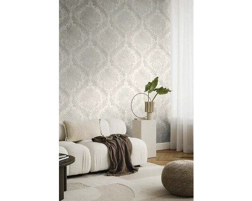 Woonkamer met behang met motief, bank en decoratie