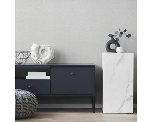 Decoratieve woonkamer met dressoir, kruk en decoratie
