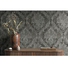 Decoratieve woonkamer met patroonbehang, houten dressoir en vazen