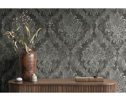 Decoratieve woonkamer met patroonbehang, houten dressoir en vazen