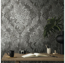 Decoratief behang met bloemmotief achter een bureau met spullen