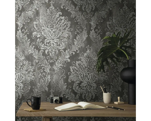 Decoratief behang met bloemmotief achter een bureau met spullen