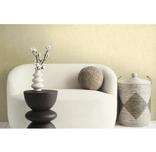 Decoratieve woonkamer met bank, bijzettafel, kussen en mand