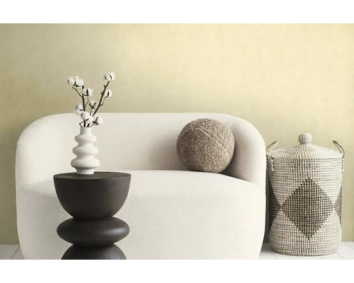 Decoratieve woonkamer met bank, bijzettafel, kussen en mand