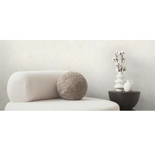 Decoratieve scène met fauteuil, kussen, tafel en vazen voor interieurontwerp