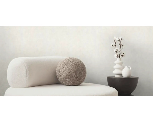 Decoratieve scène met fauteuil, kussen, tafel en vazen voor interieurontwerp
