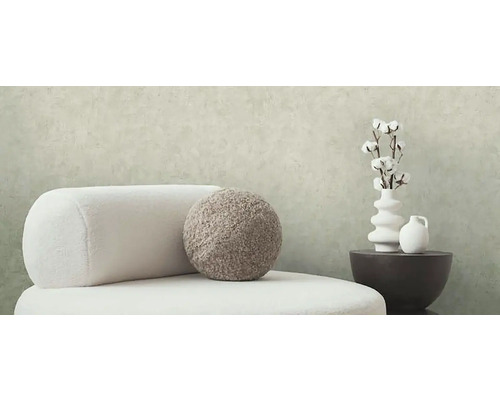 Decoratief interieur met zitmeubelen, sierkussens, vazen en katoentakken