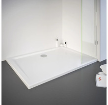 Rechthoekige douchebak met vlak design en centrale afvoer in een heldere badkameromgeving.