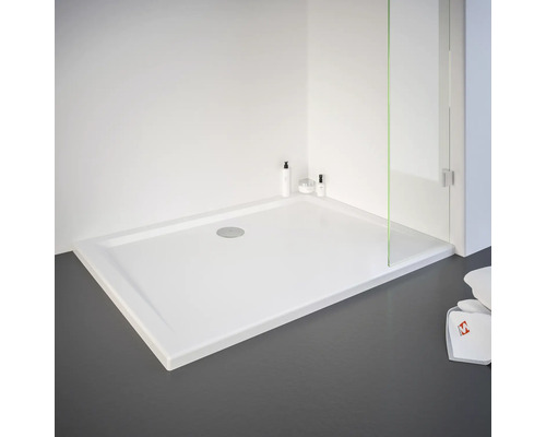 Rechthoekige douchebak met vlak design en centrale afvoer in een heldere badkameromgeving.