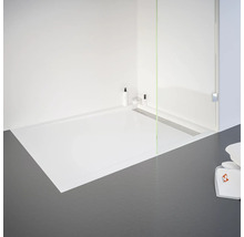 Inloopdouche met vlakke douchebak, douchewand en handdoeken