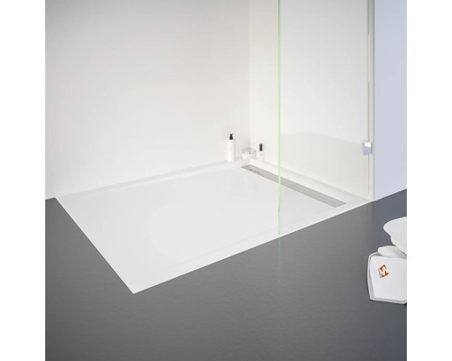 Inloopdouche met vlakke douchebak, douchewand en handdoeken