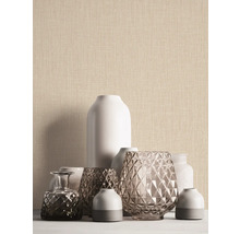 Woonkamer met diverse decoratieve vazen en textielbehang